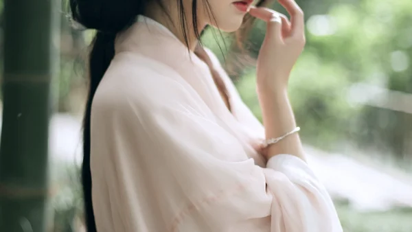 年华似水，匆匆一瞥，多少岁月，轻描淡写 | 汉服摄影
