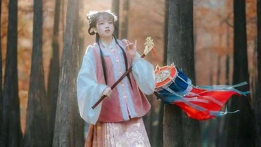 汉服摄影 · 节令 | 林荒晚带风，提灯立残阳
