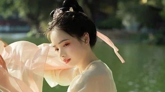 茵茵绿意，绿树遮住了晚春的光影｜汉服摄影