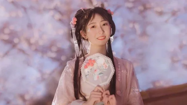 汉服美景 | 春日小确幸，温柔感满满的白桃乌龙色