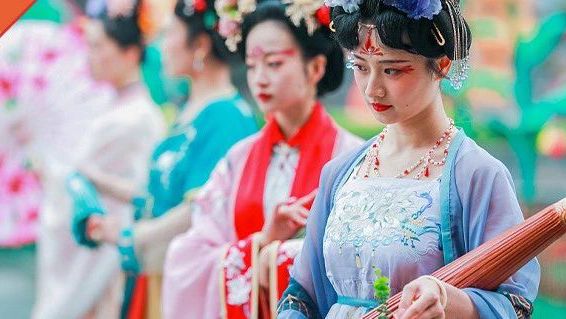 汉服市场火爆！“汉服”用英文怎么说？