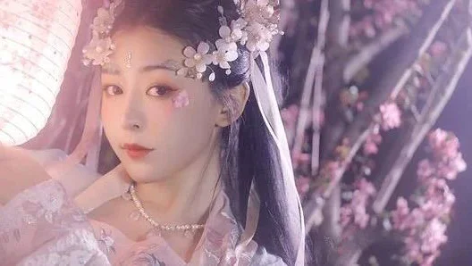 汉服夜景 | 如梦如幻月，若即若离花