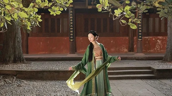 穿汉服的年轻人失去回头率：汉服「复新」简史