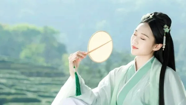 有章服之美,谓之华 ：坐容礼仪