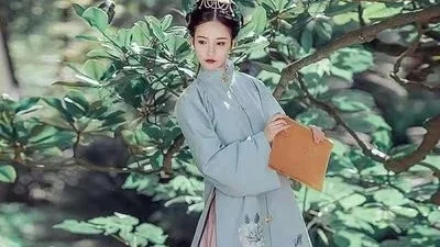 穿汉服出行被“劝回”？苏州日式风情街人员回应：影响居民