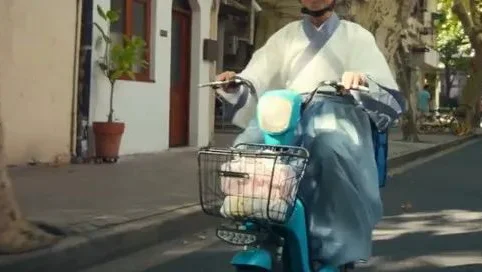 拿「穿汉服骑电车送外卖」来表现汉服自由，奥妙是怎么想的？
