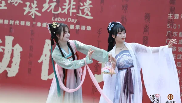 从圈地自萌到破圈生长，汉服如何撑起百亿市场？