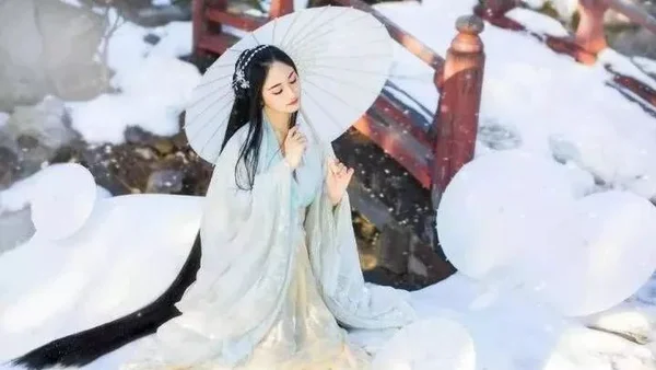 汉服摄影｜佳人与佳雪，哪个颜色更倾心？