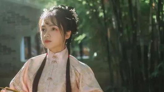 汉服摄影|秋将归去冬又至，寒色不遮万山