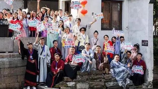 古镇穿“汉服”，就能让游客翻一倍吗？