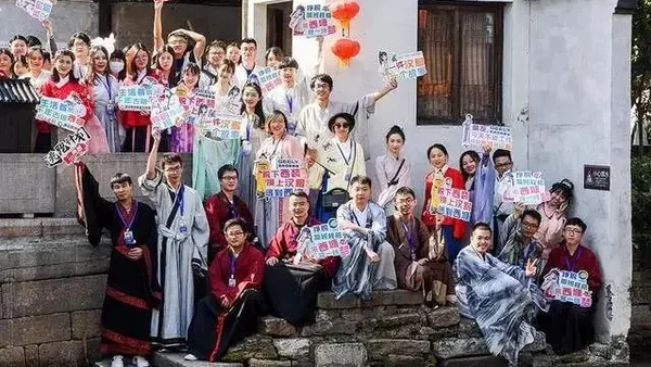 古镇穿“汉服”，就能让游客翻一倍吗？