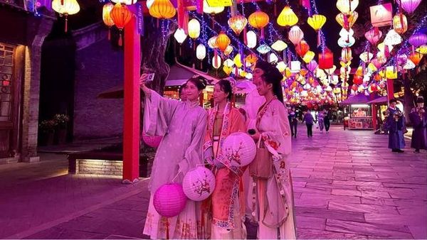 一起穿汉服逛华南最大的虎年迎春灯会吧！