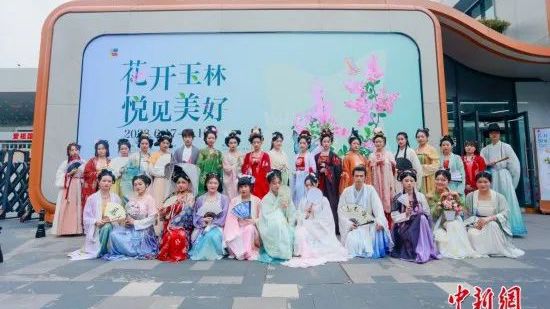 汉服热点 | 成都街头上演国潮汉服巡游活动