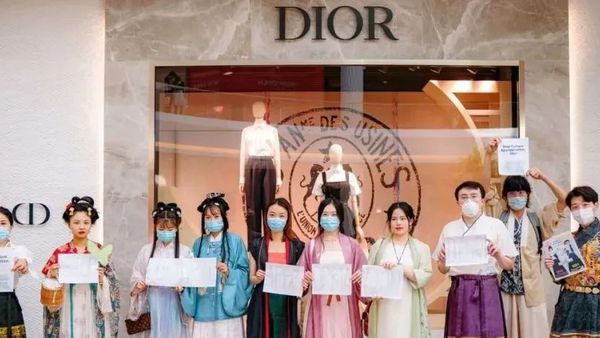 美国北加州汉服同袍发声，抗议“迪奥文化挪用”。迪奥工作人员：汇报上级，十分钦佩