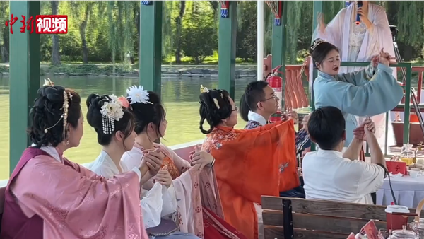 穿汉服泛舟游园，台湾青年立体式体验传统文化之美！