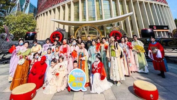 国庆当天，百人汉服团空降汉秀剧场，祝祖国繁荣昌盛！
