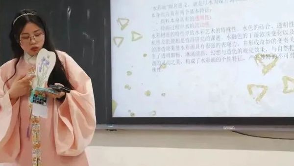 师与汉服‖三尺讲台着汉服，奕奕风采，灼灼其华
