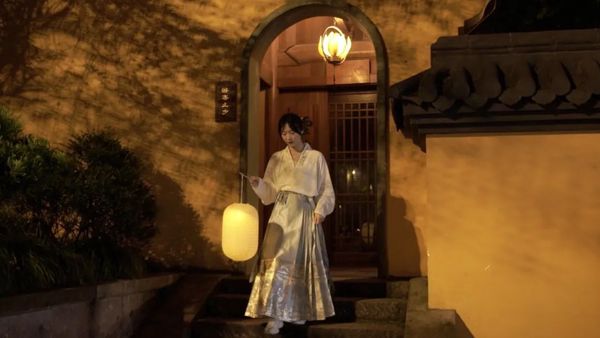 穿汉服夜游灵隐寺，在上班和上香之间她们选择了上镜