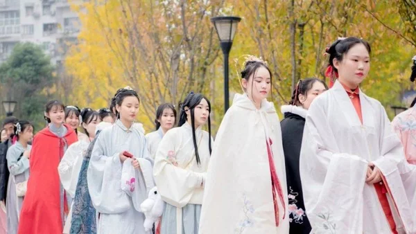 “传统”的再造与流行——对青年汉服文化演变逻辑的考察
