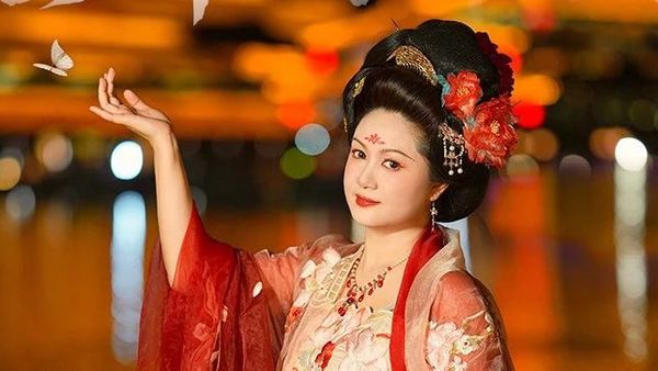 身着汉服夜游曲江，一秒穿越盛唐