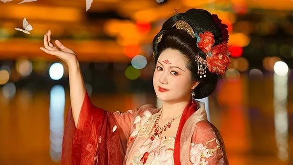 身着汉服夜游曲江，一秒穿越盛唐
