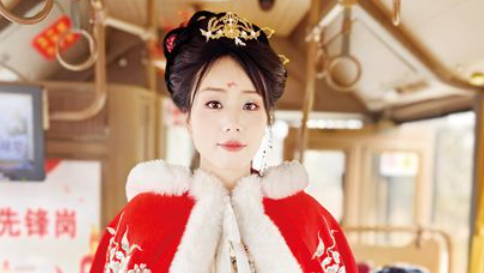 洛阳公交汉服导乘员王文燕：“把最好的洛阳讲给更多游客”