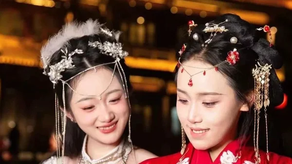 汉服的热潮：传统与创新的交融
