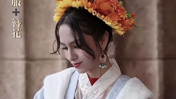 90后川妹子给外国人穿汉服，央视点赞，500万网友围观：这就叫文化自信！