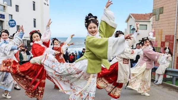 到威海过大年丨火炬八街汉服秀 陪你“花式”过年