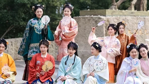 风有约，花不误，在梅花山邂逅韵味汉服