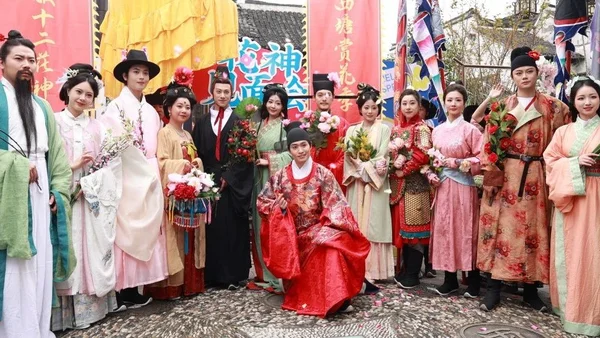 春风有信，花神舞西塘！