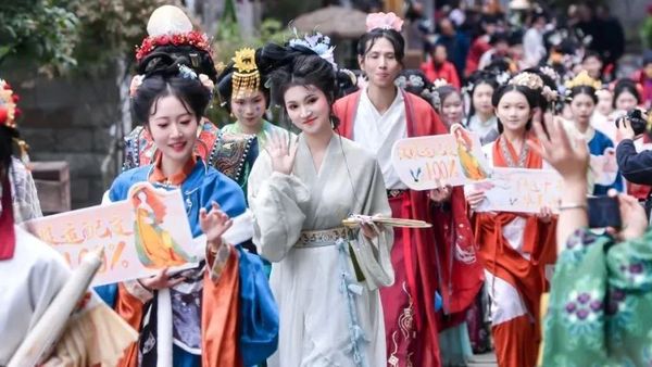 华颂千年· 2024重庆磁器口汉服出行，共赴国风盛事