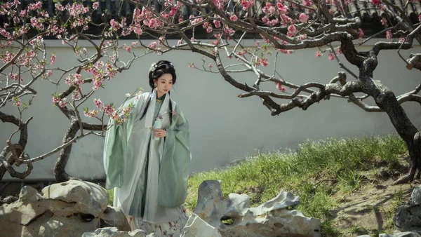 在大观园，给北大妹妹拍一组「落尽梨花春又了」