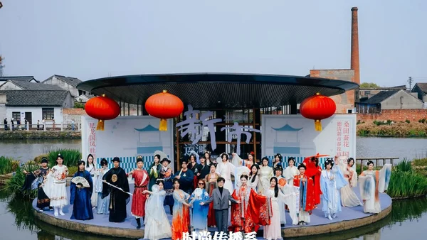 上海建桥学院 “行走的思政课堂” 赋能德清新市蚕花庙会：汉服国潮激活千年桑蚕文化