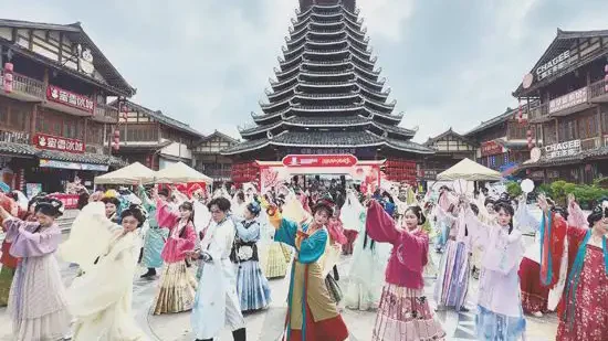 2025南宁汉服旅拍游园季点亮相思小镇，诗画摄影激活商圈消费新场景