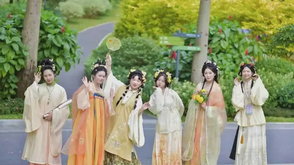 云溪赴雅集，汉服暖冬景：一场穿越时光的岭南园林盛会
