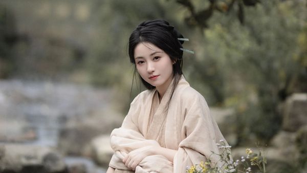 古村落魏晋风汉服写真教程：米色直裾配竹篮野花，5个姿态拍出清冷淡雅感