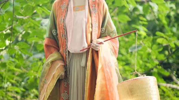 绿荫林下｜橙绿渐变汉服灯笼拍出温柔仙气