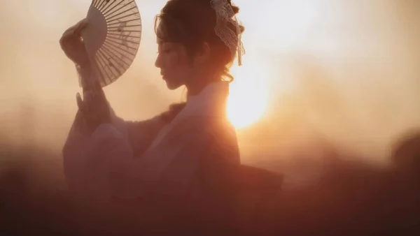 粉白汉服+蕾丝伞，在粉黛草海里拍出浪漫法式古风感