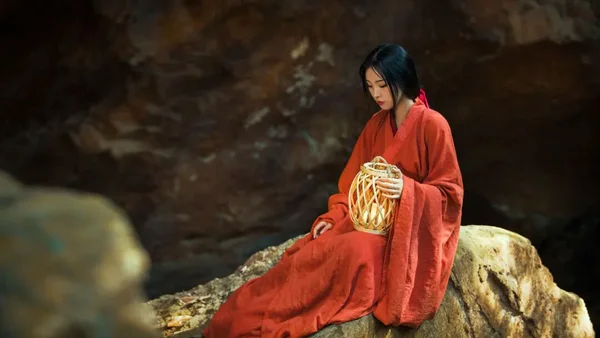 红衣汉服+竹编灯笼，岩洞微光拍出神秘古韵