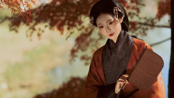 枫叶湖畔｜橙红汉服竹扇拍出秋日古韵