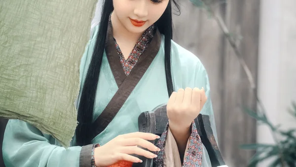 【汉服写真】青绿交领配木桶白布，双人浣纱拍出劳作诗意