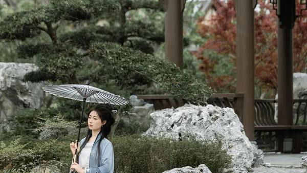 【汉服写真】园林拍汉服背景太乱？油纸伞团扇做深色锚点压住场
