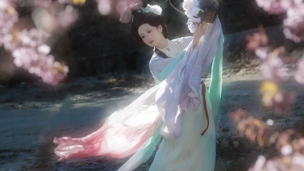 【汉服写真】齐腰襦裙花树写真：动静五式，拍出风中的轻盈