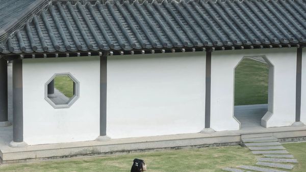 【汉服写真】橙红战国袍写真：退后三步，让白墙黑瓦替衣裳说话