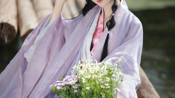 【汉服写真】淡紫汉服配花篮，溪边木桥拍出田园治愈少女感