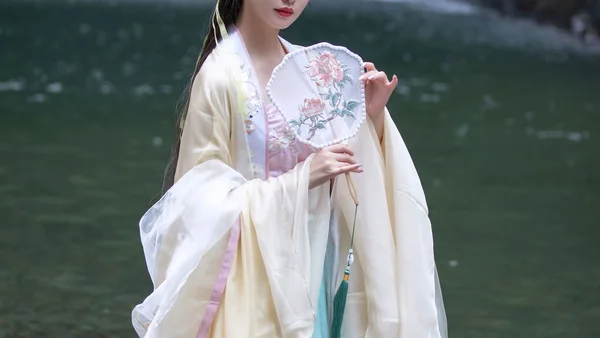 鹅黄汉服+油纸伞，在山涧溪流间，拍出飘逸空灵古风感