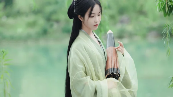 淡绿交领汉服+油纸伞，在湖边垂柳下，拍出清冷江南氛围感
