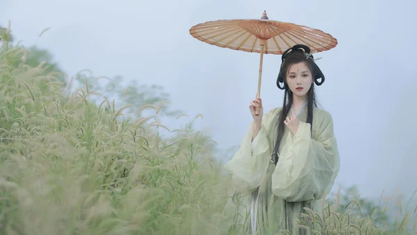 【汉服写真】青绿魏晋汉服配竹笛油纸伞，狗尾草丛拍出清冷古风