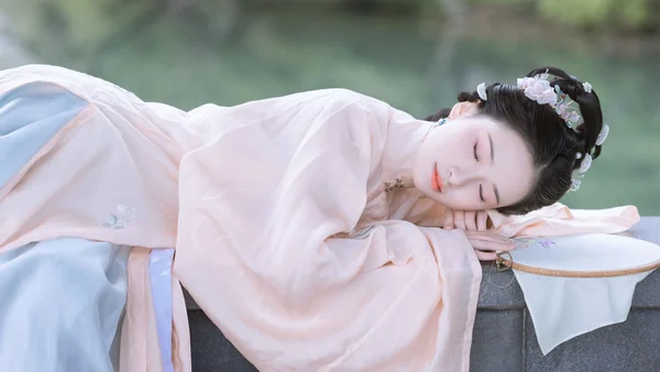湖畔水榭汉服写真教程：浅粉立领配灰蓝马面裙，5个团扇构图拍出温婉东方美